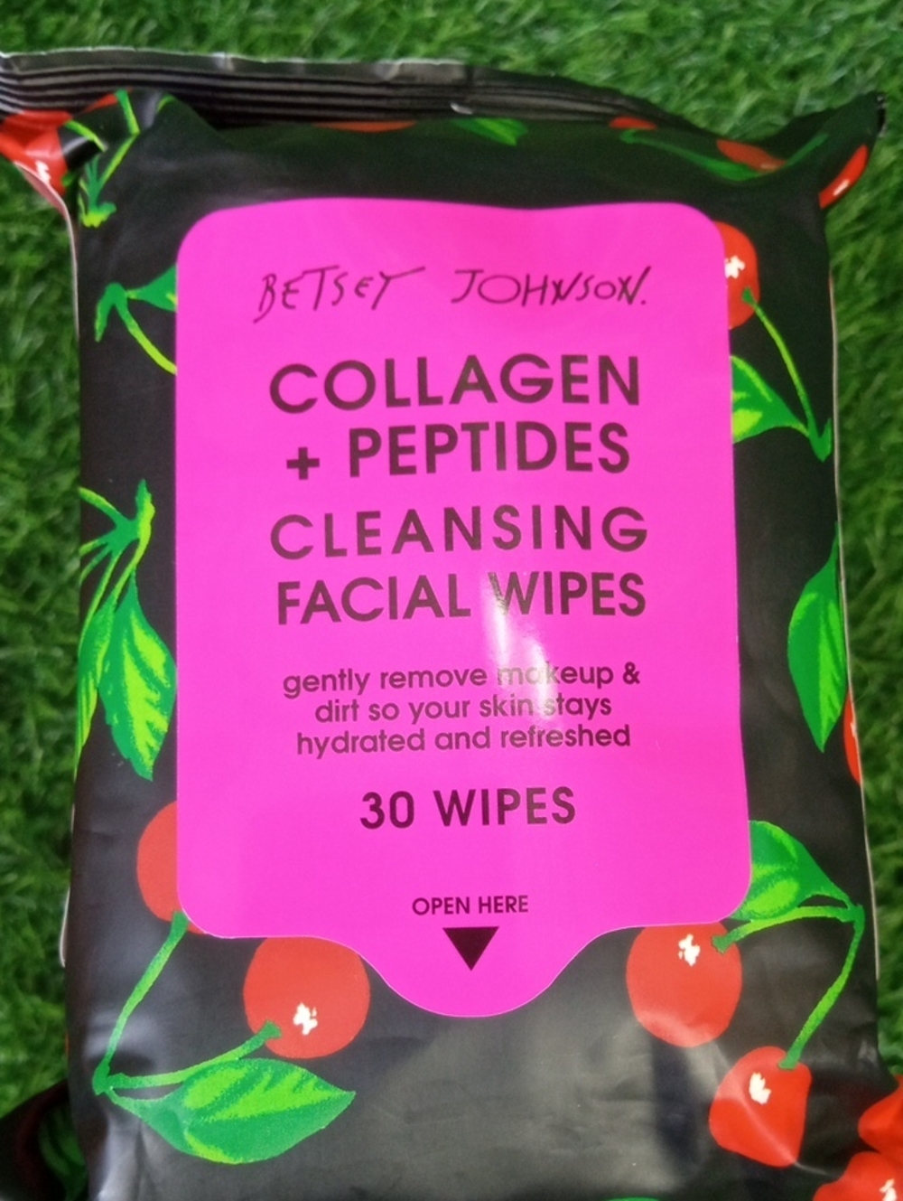 Betsey Johnson Collagen + Peptides Cleansing Facial Wipes - Picture 2 of 5